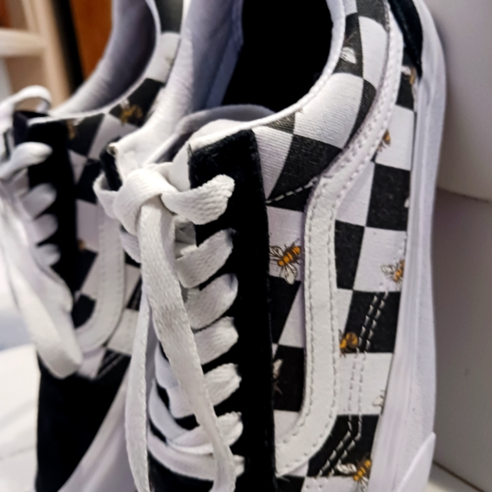 VANS! Women's black and white checkered with yellow bumblebees Van's 5.5